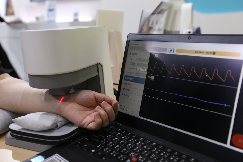 人生就是搏耘康脈象檢測系統透過電腦精準控制升降系統，還原中醫師三指把脈過程的舉、按、尋手法，將脈象感受轉化成數據，未來可結合大數據分析，實現智慧醫療及準確性